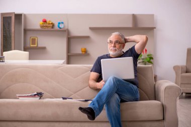 Salgın sırasında evde çalışan yaşlı bir erkek işçi.