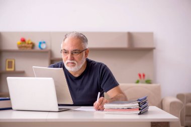 Salgın sırasında evde çalışan yaşlı bir erkek işçi.