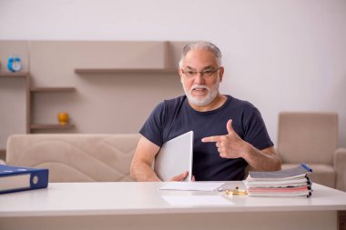 Salgın sırasında evde çalışan yaşlı bir erkek işçi.