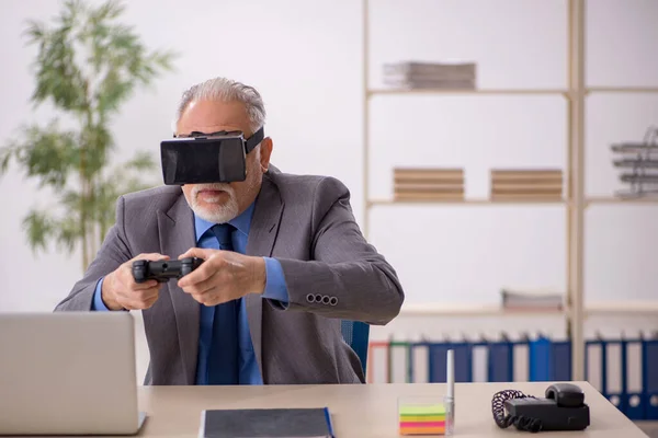 Alte männliche Mitarbeiter genießen virtuelle Brille am Arbeitsplatz — Stockfoto