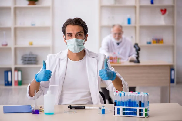 Due chimici maschi che lavorano al laboratorio — Foto Stock