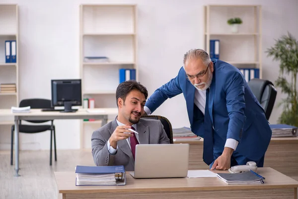 Two male colleagues working in the office — Stock Photo, Image