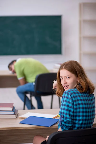 교실에 앉아 있는 두 학생 — 스톡 사진
