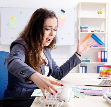 Ofiste çalışan genç kadın tasarımcı