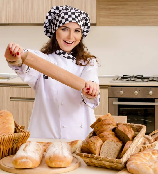 Jonge vrouwelijke baker werken in keuken — Stockfoto
