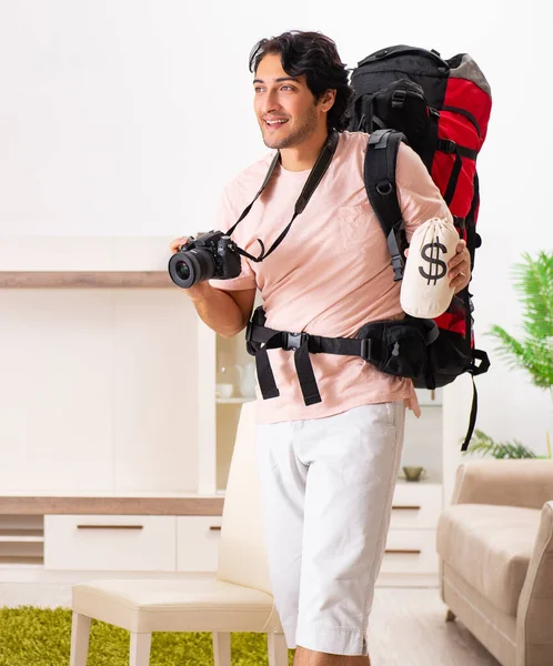 Młody turysta przygotowuje się do wyjazdu do domu — Zdjęcie stockowe