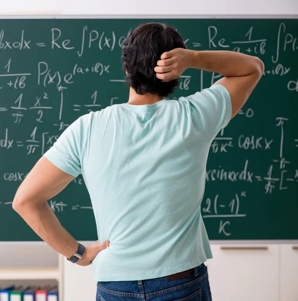 Jonge mannelijke student wiskundige voorkant schoolbord — Stockfoto