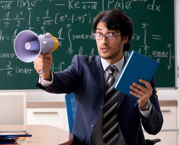 Jonge mannelijke wiskundeleraar in de klas — Stockfoto