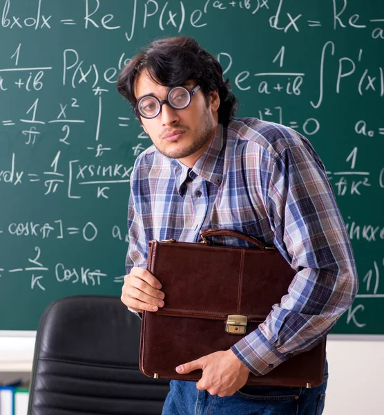 Engraçado professor de matemática masculino na sala de aula — Fotografia de Stock