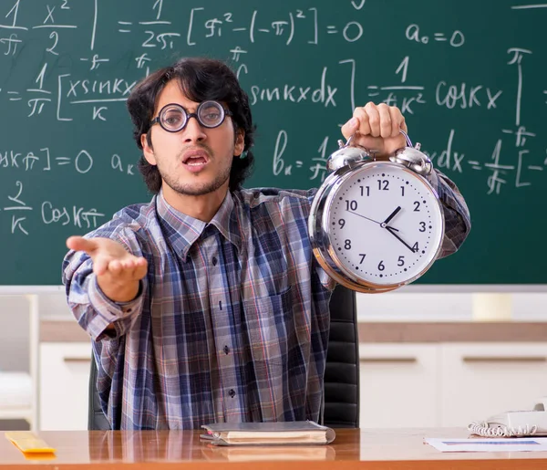 Divertente insegnante di matematica maschile in classe — Foto Stock