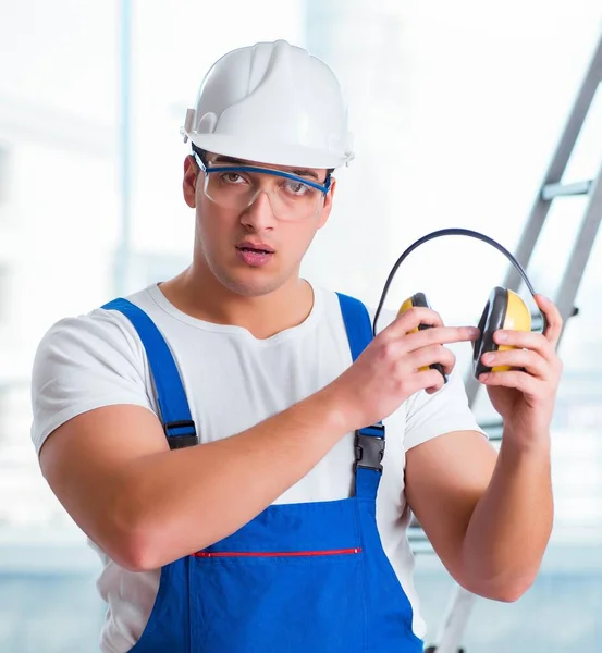 Young worker with noise cancelling headphones — Stock Photo, Image