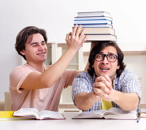 Двоє студентів чоловічої статі готуються до іспитів вдома — стокове фото