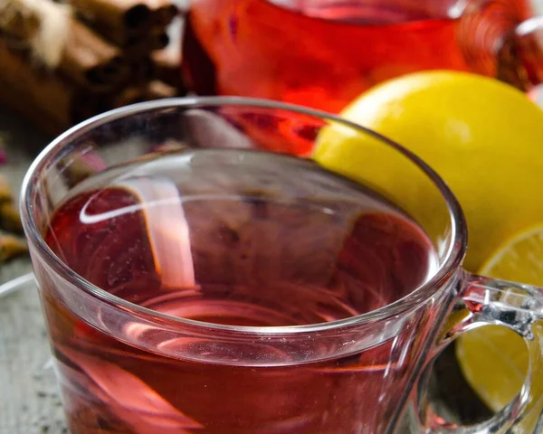 El té de bayas de fruta en la taza que se sirve en la mesa —  Fotos de Stock