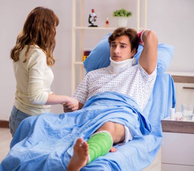 Hastanede yaralı kocayla ilgilenen sevgili bir eş.