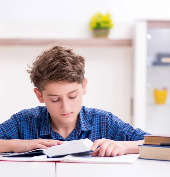 Niño preparándose para la escuela en casa — Foto de Stock