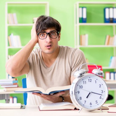 Üniversite sınavlarına hazırlanan öğrenci