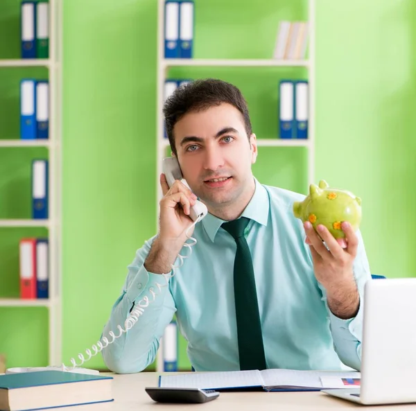 Mannelijke financieel manager werkzaam in het kantoor — Stockfoto