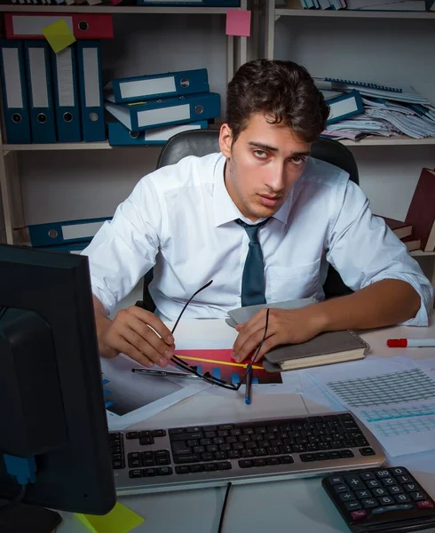 Hombre de negocios trabajando hasta tarde en la oficina —  Fotos de Stock