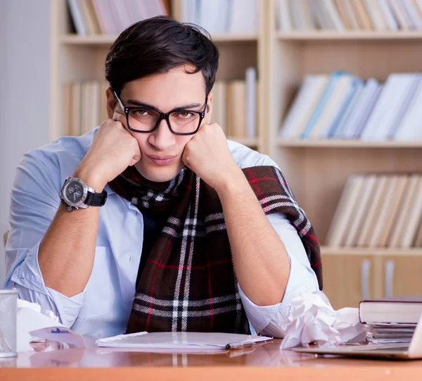 Junge Schriftstellerin arbeitet in der Bibliothek — Stockfoto