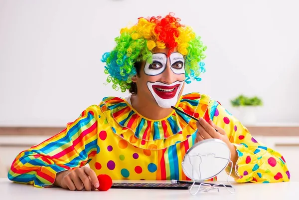 Manliga clown förbereder för perfomance hemma — Stockfoto