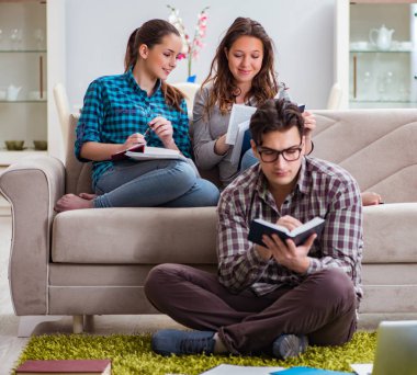 Üniversite sınavlarına hazırlanan öğrenciler