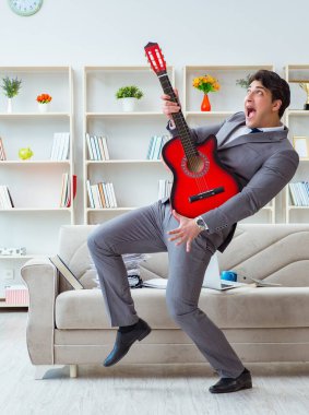 İş adamı tatile gidişini kutluyor