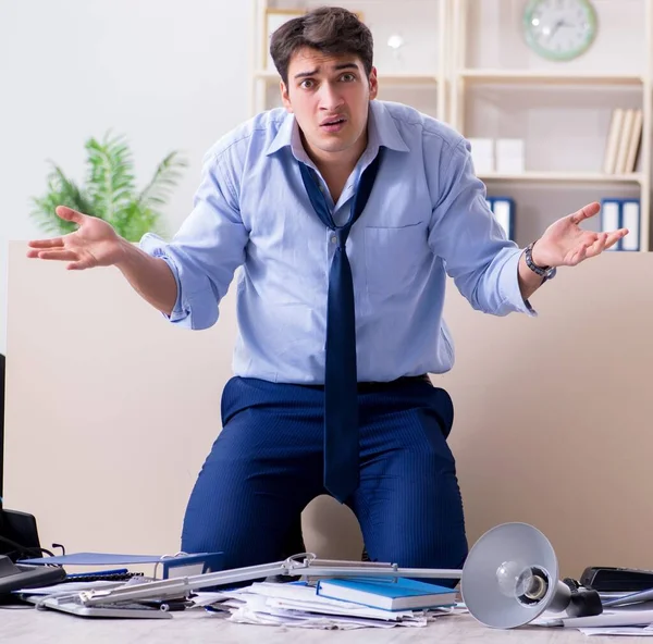 Boze zakenman gefrustreerd door te veel werk — Stockfoto