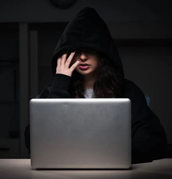 Женщина-хакер взломала брандмауэр безопасности в конце рабочего дня — стоковое фото