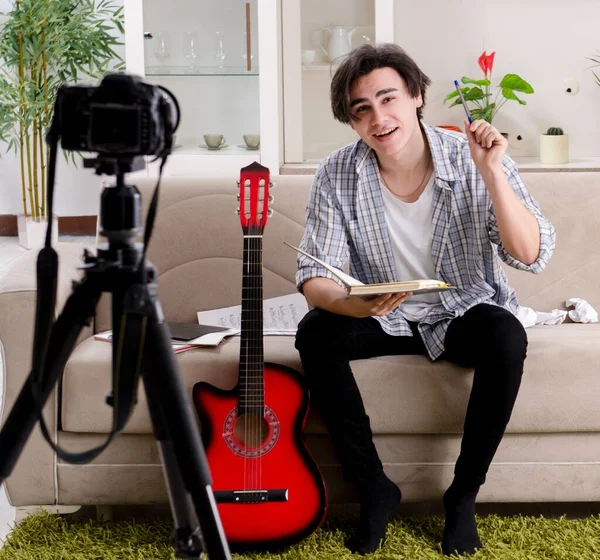 Genç gitarist blogu için video kaydediyor — Stok fotoğraf