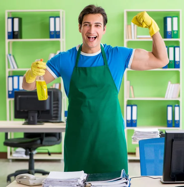 Férfi jóképű profi takarító dolgozik az irodában — Stock Fotó