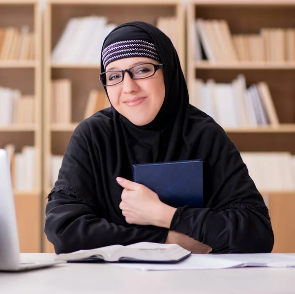 Menina muçulmana no hijab estudando se preparando para exames — Fotografia de Stock