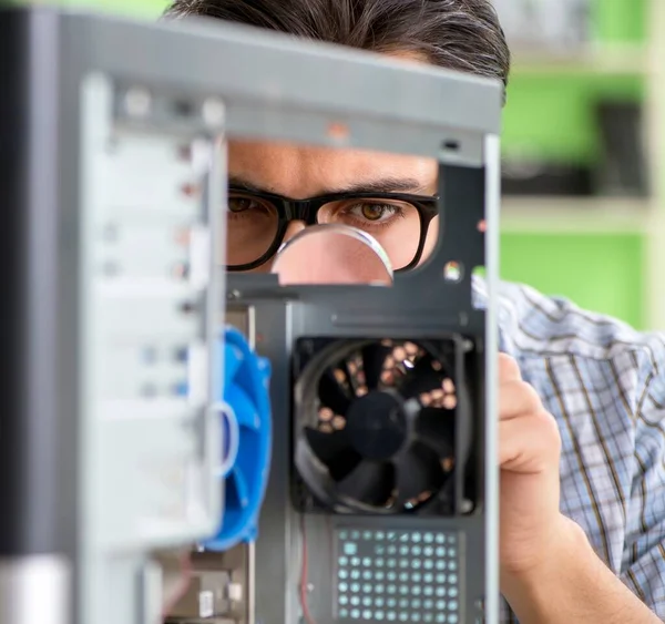 Bilgisayar mühendisi bozuk masaüstünü onarıyor