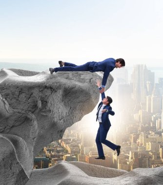 Düşen arkadaşınıza yardım eli sunuyor iş adamı