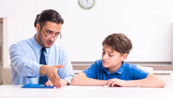 Padre ocupado ayudando a su hijo a prepararse para el examen —  Fotos de Stock