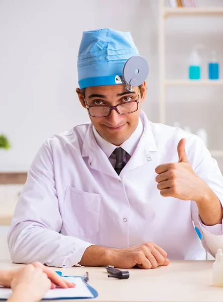 A jovem mulher visting médico masculino otorrinolaringologista — Fotografia de Stock