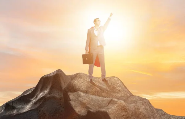 Superhjälte affärsman på toppen av berget — Stockfoto
