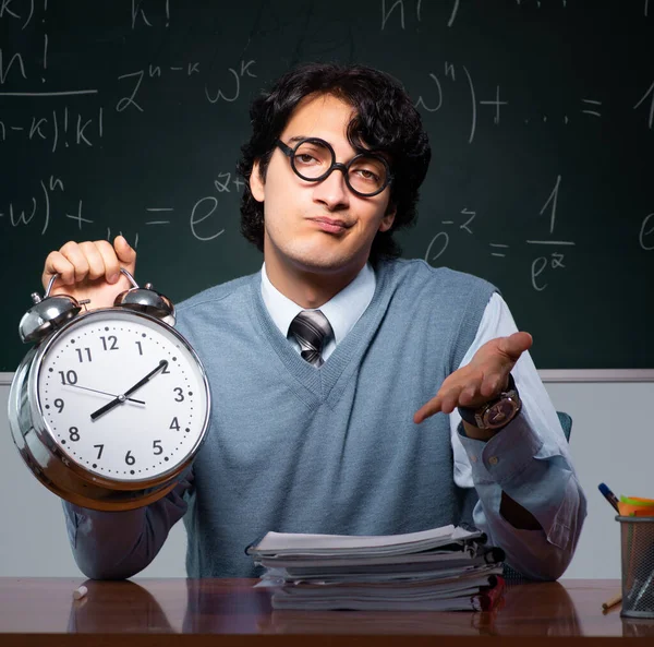 El joven profesor de matemáticas frente a la pizarra —  Fotos de Stock