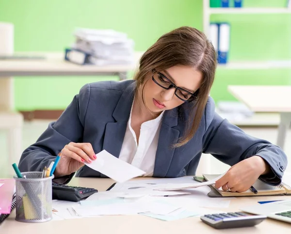 Responsabile finanziario donna che lavora in ufficio — Foto Stock