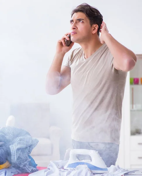 Unaufmerksamer Ehemann verbrennt Kleidung beim Bügeln — Stockfoto