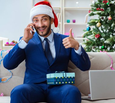 Noel 'de evde çalışan bir iş adamı.