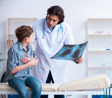 Erkek radyoloji uzmanı erkek görüntülerine bakıyor.