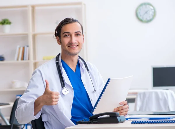 Mladý mužský lékař pracující na klinice — Stock fotografie