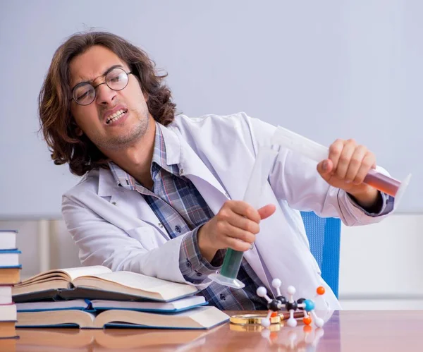 Professor de Química durante palestra na faculdade — Fotografia de Stock