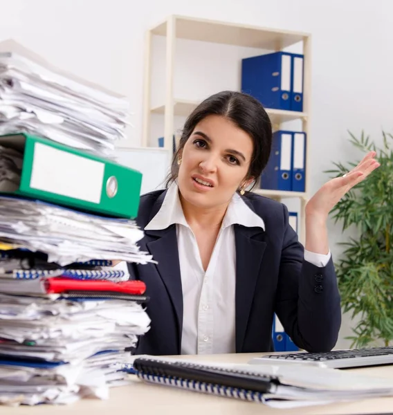 A női alkalmazott elégedetlen a túlzott munkával. — Stock Fotó