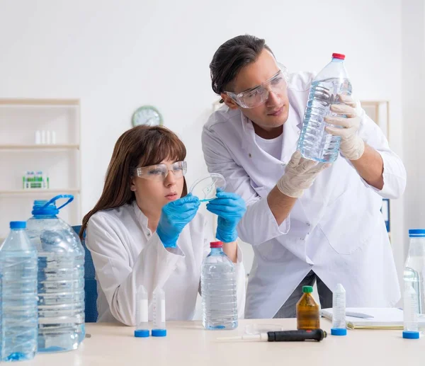 Twee chemici die in het lab werken — Stockfoto