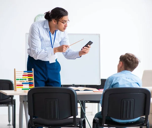 Ung far hjälper sin son att förbereda sig för examen — Stockfoto