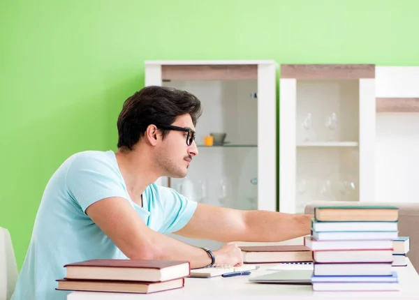 Student bereitet sich zu Hause auf Uni-Prüfungen vor — Stockfoto