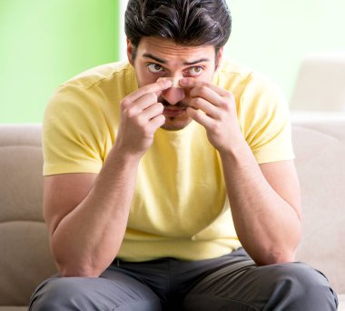 Yaralandıktan sonra evdeki genç adam.