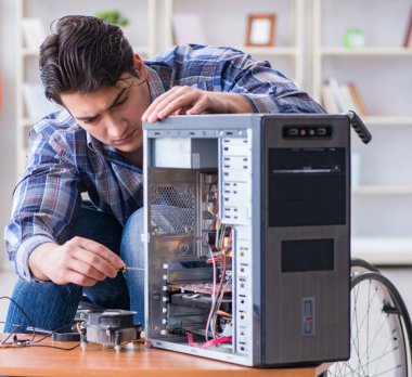 Tekerlekli sandalyede çalışan bilgisayar tamircisi