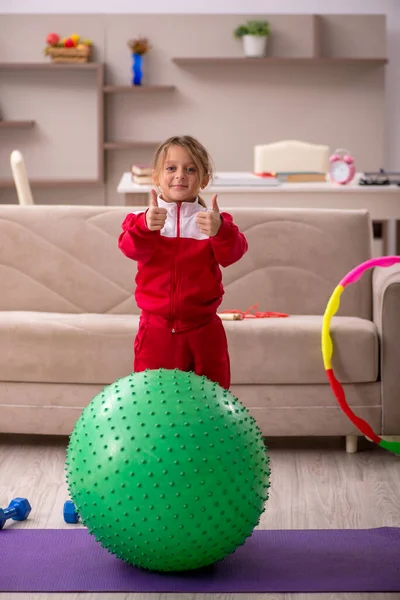 Kleines Mädchen beim Sport zu Hause — Stockfoto